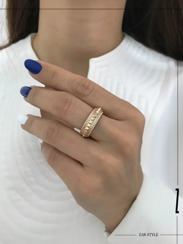 انگشتر هرمی نگین‌دار