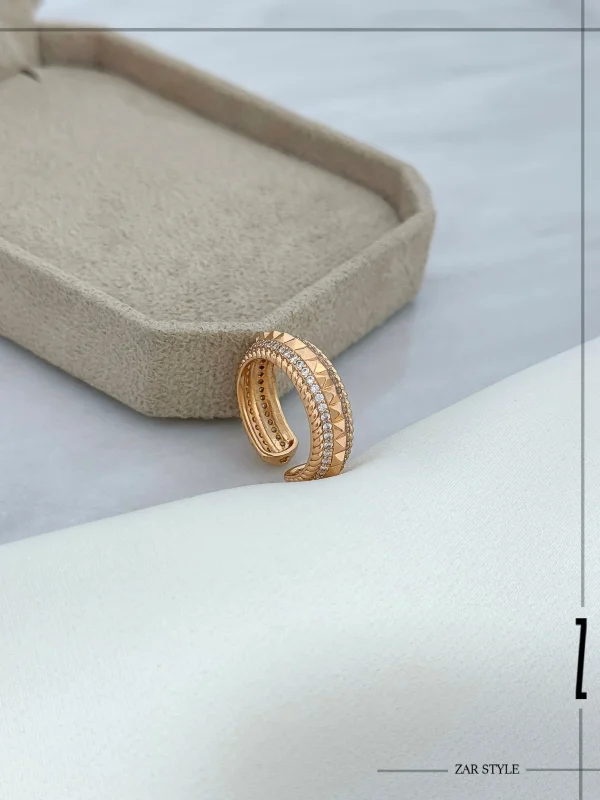 انگشتر هرمی نگین‌دار