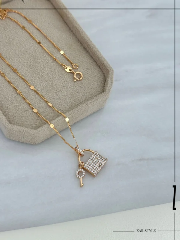 گردنبند قفل و کلید نگین‌دار زنجیر پولکی