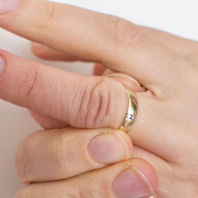 روش در آوردن انگشتر گیر کرده در انگشت، در 7 گام!