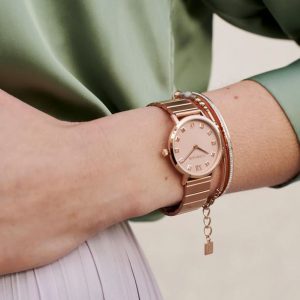چند تا دستبند کنار ساعت خوبه
