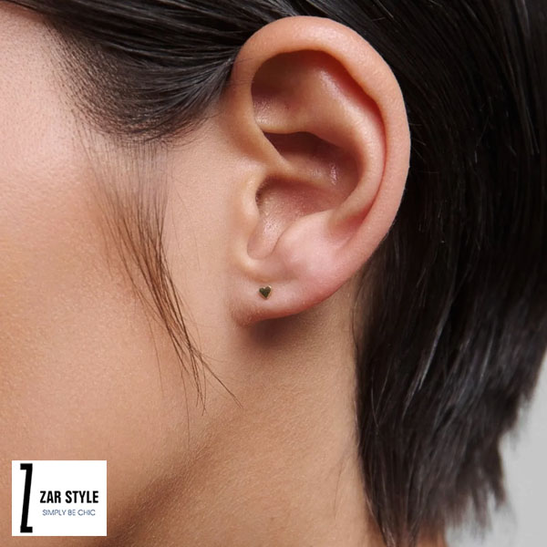 گوشواره میخی مینیمال روی موی کوتاه