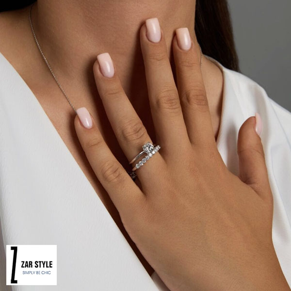 انگشتر نامزدی در دست چپ