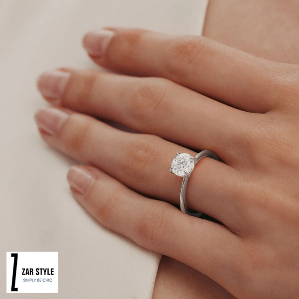 انگشتر نامزدی در دست چپ