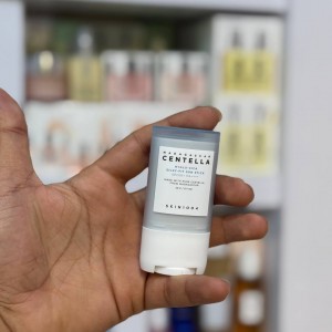ضدآفتاب استیکی سنتلا (SKIN1004 Madagascar Centella Air-Fit Sun Stick)