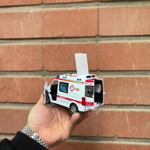 ماشین فلزی آمبولانس پنج دربازشو با برانکارد 1/32 چراغدار و موزیکال