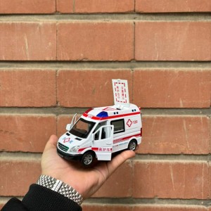 ماشین فلزی آمبولانس پنج دربازشو با برانکارد 1/32 چراغدار و موزیکال