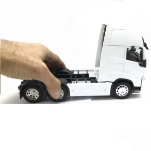 ماشین بازی طرح تریلی دو محور Volvo  FH500 سایز 1 به 32