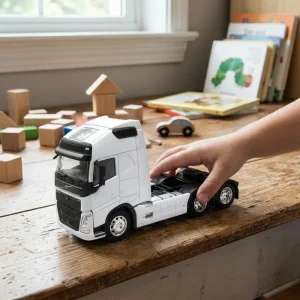 ماشین بازی طرح تریلی دو محور Volvo  FH500 سایز 1 به 32