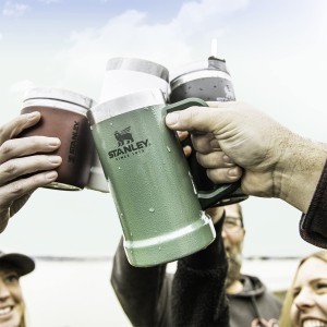 لیوان دسته دار استنلی اورجینال مدل Adventure Big Grip Beer Stein گنجایش 0.7 لیتر