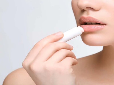 بهترین روش استفاده از بالم لب برای ترمیم و حجیم سازی لب ها