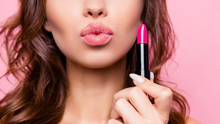 رژ لب جامد در برابر مایع