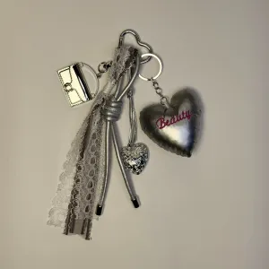 چارم قلب و کیف نقره‌ای