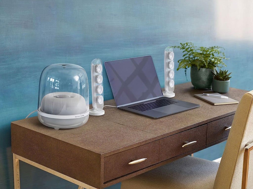 اسپیکر کنار لپ تاپ