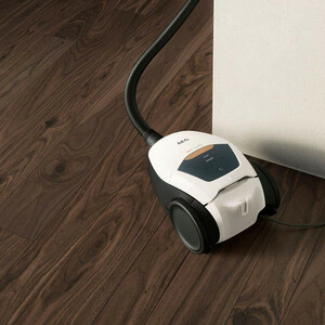 جاروبرقی 2200 وات آ ا گ مدل  VX82-1-ALR