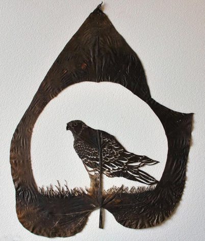 کنده کاری بر روی برگ درختان