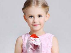 پای تجمل را به دنیای کودکان باز نکنیم