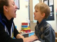 چرا کودکم چیزی را که می‌گویم تکرار نمی‌کند؟ (مطلب)