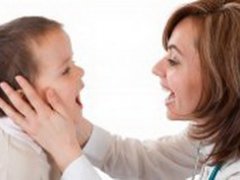 با کودک دچار لکنت زبان اینگونه رفتار کنید