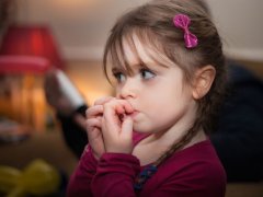 با ناخن جویدن کودکان چه کنیم؟