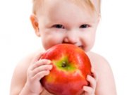 به کودکتان هر روز يک سيب بدهيد!