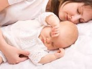 خوابیدن کنار مامان و بابا