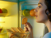 ۱۰ ماده غذایی که قبل از خواب باید از خوردن آن اجتناب کنید