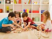 به کودکان کمک کنید با هم بازی کنند