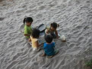 بگذارید بچه ها با خاک وماسه بازی کنند