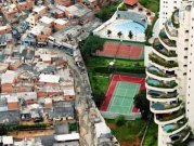 عجيب‌ترين مرز بين ثروتمندان و فقرای يک شهر