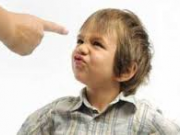 تنبيه كلامی كودكان به چه صورتی باشد؟