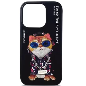 قاب محافظ گوشی آیفون 15 پرومکس طرح گربه با عینک و زنجیر واقعی و خز گلدوزی‌شده نیمی YJ202205