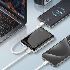 دو دستگاه متصل به پاوربانک 10000 میلی‌آمپر فست شارژ 22.5 وات تایپ سی و یو اس بی الدنیو