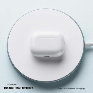 شارژ بی‌سیم XO Q5Pods روی پد شارژ