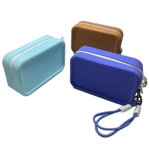 خرید کیف لوازم آرایش مسافرتی ضد آب سیلیکونی جردن و جودی ( سایز متوسط)