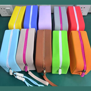 کیفیت کیف لوازم آرایش مسافرتی ضد آب سیلیکونی جردن و جودی ( سایز متوسط)