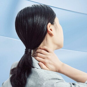 ماساژور گردن شارژی با قابلیت گرمایشی و فناوری TENS