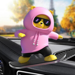 دکوری خرس اسکیت‍‌‌‌ سوار صورتی خودرو