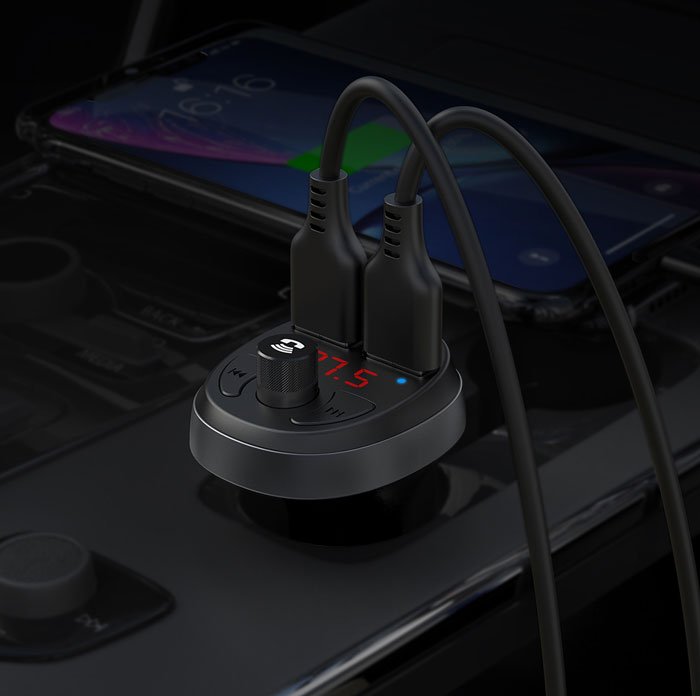 دو کابل شارژ متصل به شارژؤ فندکی