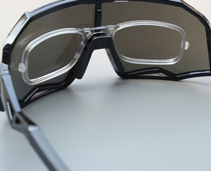 محل مجزا برای قرار دادن عینک طبی 