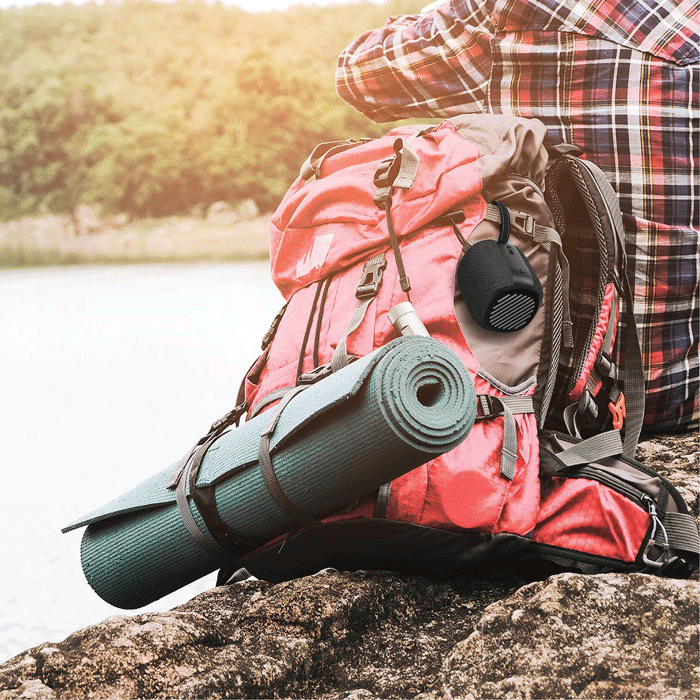 اسپیکر مشکی متصل به کوله پشتی