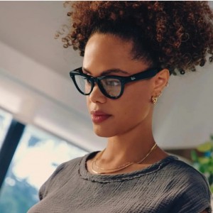 عینک هوشمند ری بن متا مدل مشکی براق با عدسی ترنزیشن (انتقالی)آبی آسمانی RAY-BAN META SKYLER transitions RW4010 سایز 50mm