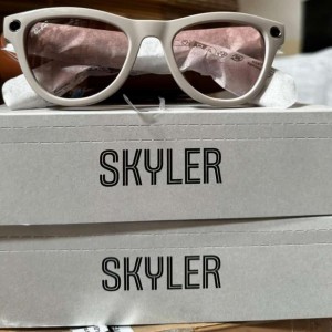 عینک هوشمند ری بن متا مدل مشکی براق با عدسی ترنزیشن (انتقالی)آبی آسمانی RAY-BAN META SKYLER transitions RW4010 سایز 50mm