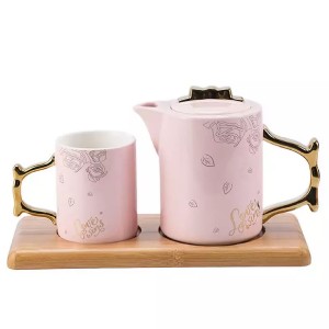 قوری و ماگ با زیره چوبی