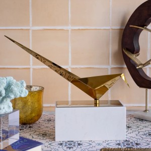 مجسمه پرنده فلزی طلایی