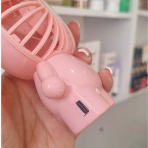 از جنس پلاستیک طرح فانتزی لبوبو دارای موتور سه حالته دارای پره‌های متناسب جهت تهویه و خنک کردن هوا