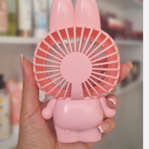 از جنس پلاستیک طرح فانتزی لبوبو دارای موتور سه حالته دارای پره‌های متناسب جهت تهویه و خنک کردن هوا