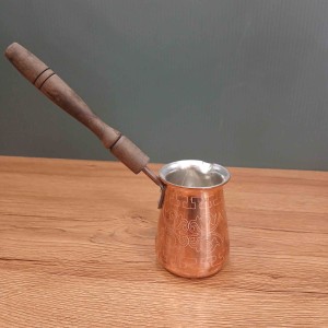 قهوه‌جوش مسی با بدنه قلم‌کاری‌شده و دسته فلزی طلایی؛ جذوه‌ای با طرح سنتی برای تهیه قهوه ترک اصیل و غلیظ؛ قابلیت انتقال یکنواخت حرارت برای دم‌آوری دقیق و ایجاد فوم مناسب  چرا انتخاب این محصول؟   اگر به جذوه‌ای با ظرفیت بالا نیاز دارید، این مدل با پخش یکنوا