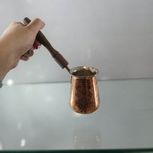 قهوه‌جوش مسی با بدنه قلم‌کاری‌شده و دسته فلزی طلایی؛ جذوه‌ای با طرح سنتی برای تهیه قهوه ترک اصیل و غلیظ؛ قابلیت انتقال یکنواخت حرارت برای دم‌آوری دقیق و ایجاد فوم مناسب  چرا انتخاب این محصول؟   اگر به جذوه‌ای با ظرفیت بالا نیاز دارید، این مدل با پخش یکنوا
