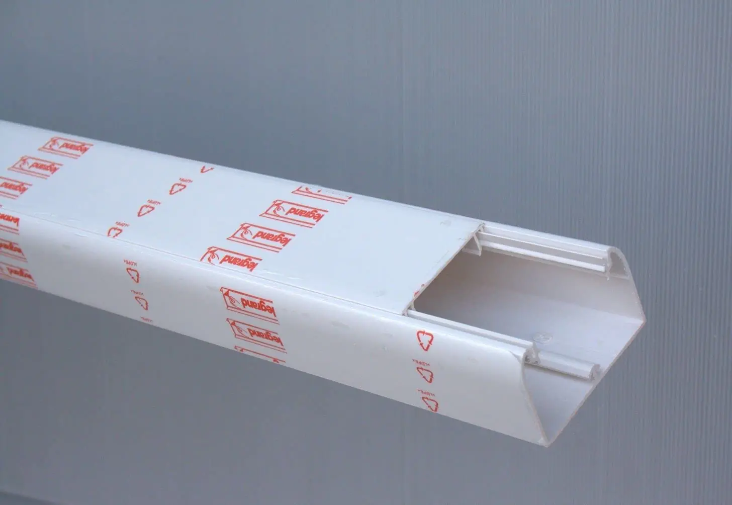 ترانکینگ PVC لگراند بهترین انتخاب برای مدیریت کابل‌کشی 